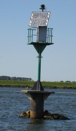 Lichtopstand met basaltvoet in het Veluwemeer